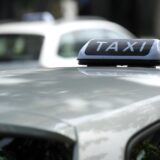 15.06.2018., Zagreb - Prema novom zakonu koji je stupio na snagu  28.05.2018.g. Uberova vozila moraju biti oznacena taxi oznakama - oznakom na krovu i bocnim oznakama s natpisom Taxi. Natpis na krovu je ispisan bijelim slovima na crnoj podlozi, a novost je da partner vozaci Ubera mogu koristiti brze trake jer su sada u kategoriji taksista.  