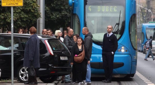25.10.2011., Zagreb - Neporezni vozac je losim parkiranjem na parkirno mjesto u Vodnikovoj uluici, prouzrocio zastoj tramvaja.r .  Photo: Zarko Basic/PIXSELL