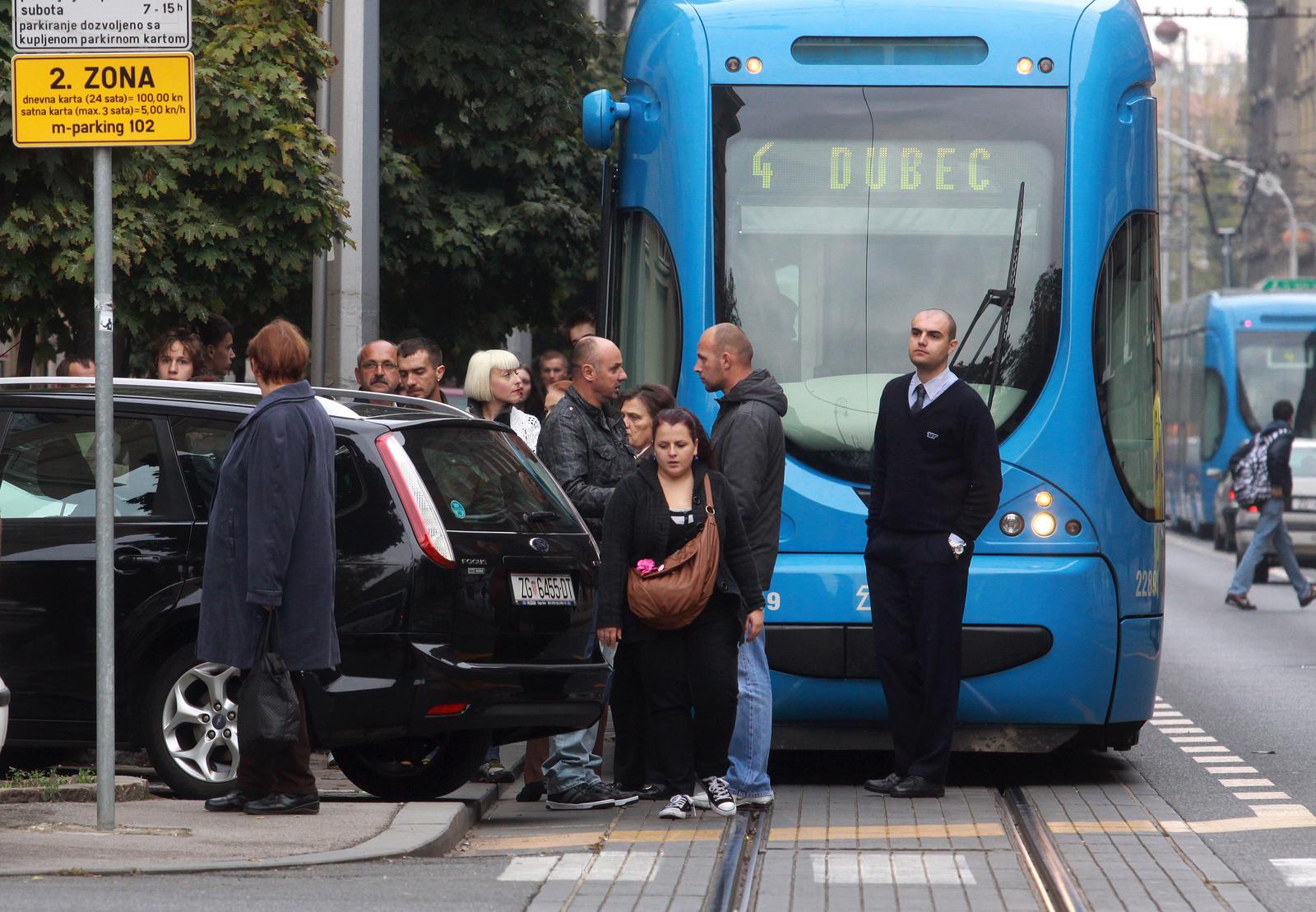 25.10.2011., Zagreb - Neporezni vozac je losim parkiranjem na parkirno mjesto u Vodnikovoj uluici, prouzrocio zastoj tramvaja.r .  Photo: Zarko Basic/PIXSELL