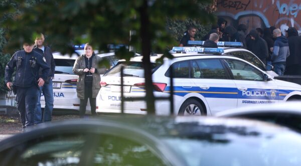 30.10.2022., Zagreb - Izidora Krsnjavog. U blizini stadiona u Krancevicevoj u tijeku je policijska intervencija i uhicenja te dolazak hitne pomoci radi tesko ozlijedjenog mladica nakon tucnjave navijackih skupina izmedju prije utakmice Lokomotive i Hajduka. Razbacane drvene i teleskopske palice duz cijele ulice pokazuju na veliki navijacki okrsaj. Photo: Pixsell/PIXSELL