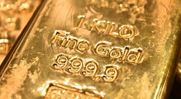 Goldpreis erreicht neue Hoechststaende 1kg kg Goldbarren im Wert von je ca. 60 000 Euro,Gold,Feingold 999,9 Edelmetall,Wertanlage,Sachaufnahme im Tresorraum vom Goldhaus Pro Aurum in Muenchen. *** Gold price reaches new highs 1kg kg of gold bars worth approx. 60,000 euros each,gold,fine gold 999.9 precious metal,precious metal,investment,gold bullion in the vault of Goldhaus Pro Aurum in Munich Photo: IMAGO/Frank Hoermann / SVEN SIMON/IMAGOSTOCK&PEOPLE