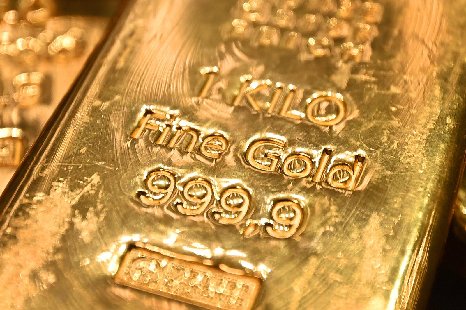 Goldpreis erreicht neue Hoechststaende 1kg kg Goldbarren im Wert von je ca. 60 000 Euro,Gold,Feingold 999,9 Edelmetall,Wertanlage,Sachaufnahme im Tresorraum vom Goldhaus Pro Aurum in Muenchen. *** Gold price reaches new highs 1kg kg of gold bars worth approx. 60,000 euros each,gold,fine gold 999.9 precious metal,precious metal,investment,gold bullion in the vault of Goldhaus Pro Aurum in Munich Photo: IMAGO/Frank Hoermann / SVEN SIMON/IMAGOSTOCK&PEOPLE