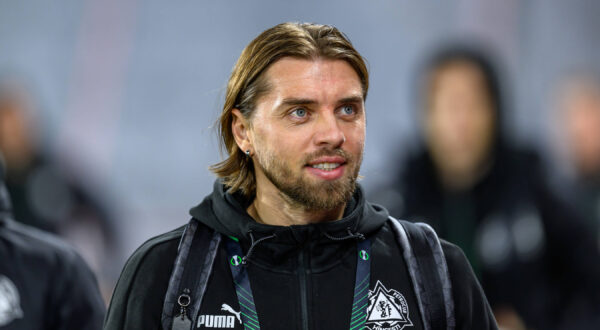 Heart of Midlothian v CS Petrocub Hincesti Europa Conference League 19/12/2024. Maxim Potirniche of FC Petrocub arrives before the UEFA Conference League match between Heart of Midlothian and CS Petrocub Hincesti at Tynecastle Park, Edinburgh, Scotland on 19 December 2024. Editorial use only , Copyright: xMalcolmxMackenzie/HeartsxFCx PSI-21077-0004