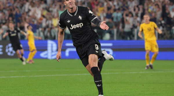 Turin, Italy, 16th September 2025. Dusan Vlahovic of Juventus celebrates after scoring to level the game at 2-2 during the Juventus vs Borussia Dortmund UEFA Champions League match at Allianz Stadium, Turin. Picture credit should read: Jonathan Moscrop / Sportimage EDITORIAL USE ONLY. No use with unauthorised audio, video, data, fixture lists, club/league logos or live services. Online in-match use limited to 120 images, no video emulation. No use in betting, games or single club/league/player publications. SPI_011_JM_JUVE_BORUSSIA_ SPI-4122-0011