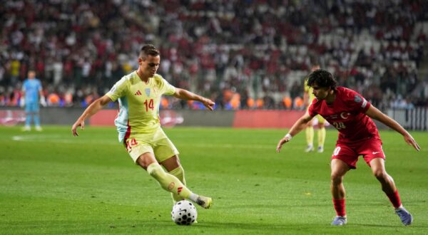 Spain's Jorge De Frutos, left, dribbles the ball past Turkey's Ferdi Kadioglu during a World Cup qualifying round Group E soccer match between Turkey and Spain at Konya Buyuksehir stadium, in Konya, Turkey, Sunday, Sept. 7, 2025. (AP Photo/Khalil Hamra) Turkey Spain WCup Soccer