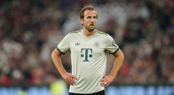 Harry Kane (Bayern Munich) schaut waehrend des Spiels der Bayern Munich und Werder Bremen, Allianz Arena am 26. September 2025 in Munich, Deutschland. (Foto von Ulrik Pedersen/DeFodi Images) +++ Harry Kane (Bayern Munich) looks on during the Bundesliga match between Bayern Munich and Werder Bremen at Allianz Arena on September 26, 2025 in Munich, Germany. (Photo by Ulrik Pedersen/DeFodi Images) DFL regulations prohibit any use of photographs as image sequences and/or quasi-video.. Bayern Munich vs Werder Bremen - 1. Bundesliga