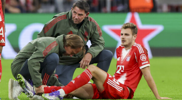 Josip Stanisic (FC Bayern Muenchen) sitzt verletzt auf dem Rasen und wird anschliessend ausgewechselt, UEFA Champions League 2025/26 League Phase MD1, FC Bayern München v Chelsea FC, Football Arena Munich am 17. September 2025 in München, Deutschland. (Foto von Marco Steinbrenner/DeFodi Images)

Josip Stanisic (FC Bayern Muenchen) sits injured on the pitch and is subsequently substituted, UEFA Champions League 2025/26 League Phase MD1, FC Bayern München v Chelsea FC, Football Arena Munich, September 17, 2025 in Munich, Germany. (Photo by Marco Steinbrenner/DeFodi Images)
