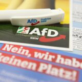 RECORD DATE NOT STATED Flyer der Landtagsfraktion Nordrhein-Westfalen der Partei Alternative für Deutschland AfD und ein Kugelschreiber mit dem Logo der Partei liegen auf einem Schreibtisch. Die AfD liegt bei den Umfragen zur Kommunalwahl in NRW aktuell vorn. Symbolbild/Symbolfoto. Schnelsen Hamburg *** Flyer from the North Rhine-Westphalia state parliamentary group of the Alternative for Germany AfD party and a ballpoint pen with the partys logo lying on a desk The AfD is currently ahead in the polls for the local elections in North Rhine-Westphalia Symbol image Symbol photo Schnelsen Hamburg Photo: IMAGO/BODE/IMAGOSTOCK&PEOPLE