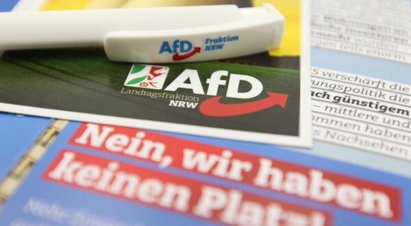 RECORD DATE NOT STATED Flyer der Landtagsfraktion Nordrhein-Westfalen der Partei Alternative für Deutschland AfD und ein Kugelschreiber mit dem Logo der Partei liegen auf einem Schreibtisch. Die AfD liegt bei den Umfragen zur Kommunalwahl in NRW aktuell vorn. Symbolbild/Symbolfoto. Schnelsen Hamburg *** Flyer from the North Rhine-Westphalia state parliamentary group of the Alternative for Germany AfD party and a ballpoint pen with the partys logo lying on a desk The AfD is currently ahead in the polls for the local elections in North Rhine-Westphalia Symbol image Symbol photo Schnelsen Hamburg Photo: IMAGO/BODE/IMAGOSTOCK&PEOPLE