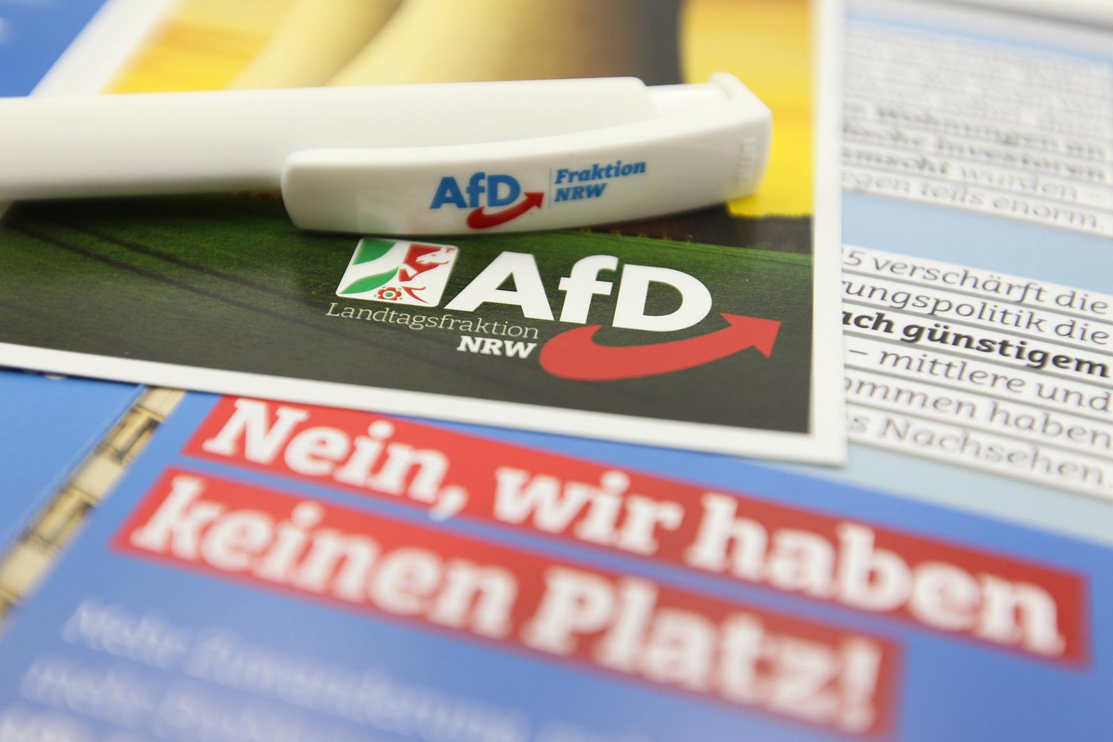 RECORD DATE NOT STATED Flyer der Landtagsfraktion Nordrhein-Westfalen der Partei Alternative für Deutschland AfD und ein Kugelschreiber mit dem Logo der Partei liegen auf einem Schreibtisch. Die AfD liegt bei den Umfragen zur Kommunalwahl in NRW aktuell vorn. Symbolbild/Symbolfoto. Schnelsen Hamburg *** Flyer from the North Rhine-Westphalia state parliamentary group of the Alternative for Germany AfD party and a ballpoint pen with the partys logo lying on a desk The AfD is currently ahead in the polls for the local elections in North Rhine-Westphalia Symbol image Symbol photo Schnelsen Hamburg Photo: IMAGO/BODE/IMAGOSTOCK&PEOPLE