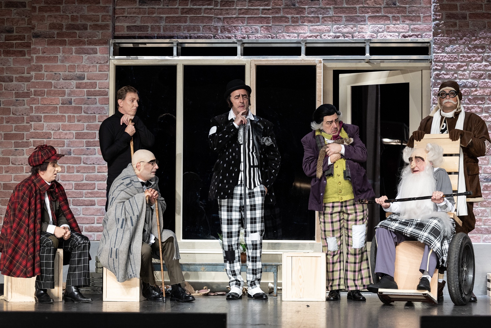 Zagreb, 14.09.2025 - Kultni strip Alan Ford, koji je obilježio mladost i humor generacija, uskoro će premijerno zaživjeti na sceni Satiričkog kazališta Kerempuh u režiji Marija Kovača poznatog po strasti prema pop-kulturi i stripovskoj estetici, kojemu je, kako sam ističe, ova predstava bila davna želja. Na slici scena sa kostimirane probe predstave "Alan Ford", Matija Šakoronja (Bob Rock), Luka Petrušić (Alan Ford), Borko Perić (Jeremija), Tarik Filipović (Sir Oliver), Hrvoje Kečkeš (Debeli šef), Tomislav Štriga (Broj 1), Domagoj Ivanković (Grunf).
foto HINA/ Damir SENČAR/ ds