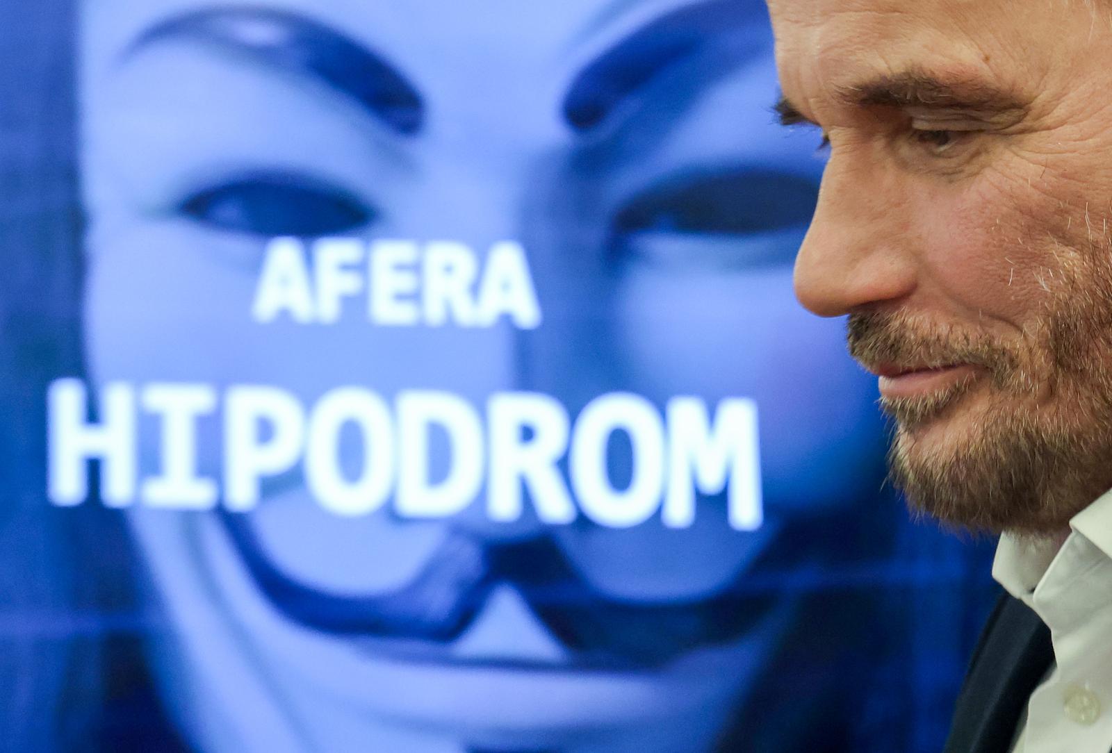 04.04.2025., Zagreb - Novinarski dom. Odrzanaje izvanredna press konferencija povodom podnosenja kaznene prijave u ime djelatnika gradske ustanove protiv Tomislava Tomasevica i dr.; na stetu gradskog proracuna u milijunskom iznosu. Na konferenciji je govorio odvjetnik Anto Nobilo, Pavle Kalinic, Davor Bernardic i Dina Dogan. Photo: Sanjin Strukic/PIXSELL