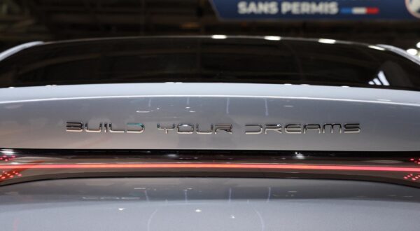 BYD Build Your Dreams au Mondial de l'Automobile Paris, le 17 octobre 2022 - Salon du "Mondial de l'Automobile Paris 2022" à Paris Expo Porte de Versailles, le 17 octobre 2022. Salon of the "Mondial de l'Automobile Paris 2022" at Paris Expo Porte de Versailles, October 17, 2022. Photo: Laurent Sanson/Panoramic/Bestimage/BESTIMAGE