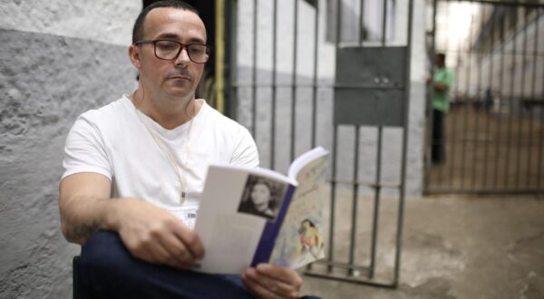 André, a 43-years-old inmate, reads Clarice Lispector's Brazilian classic The Hour of the Star. A reading workshop was held at the Evaristo de Moraes detention center in Rio de Janeiro, Brazil. In Brazil, the Remission for Reading project aims to rehabilitate prisoners by helping them reduce their sentences through reading books. Authorities hope this will instill a love of reading in inmates and reduce recidivism. (Photo by Apolline Guillerot-Malick / SOPA Images/Sipa USA) Photo: SOPA Images/SIPA USA
