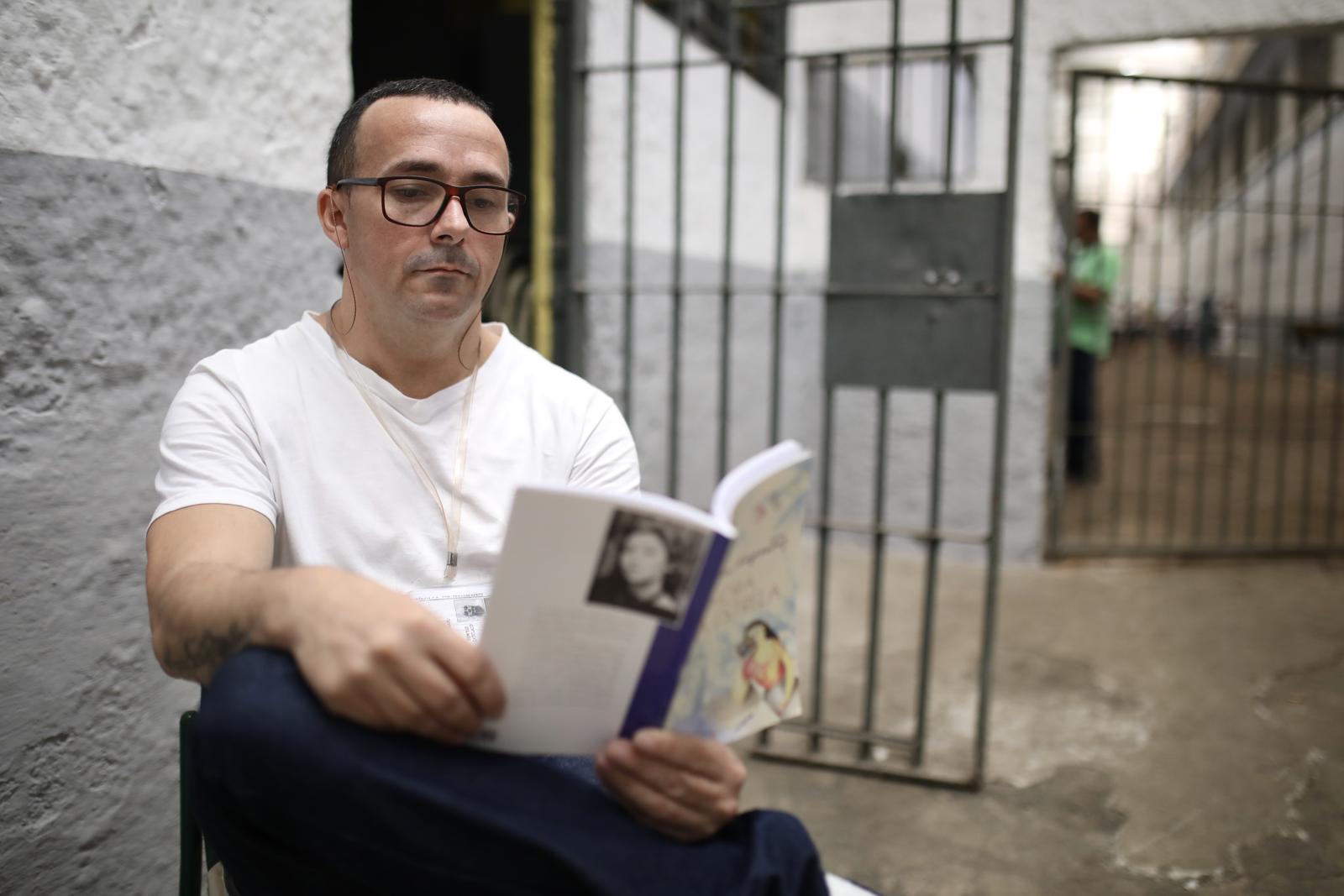 André, a 43-years-old inmate, reads Clarice Lispector's Brazilian classic The Hour of the Star. A reading workshop was held at the Evaristo de Moraes detention center in Rio de Janeiro, Brazil. In Brazil, the Remission for Reading project aims to rehabilitate prisoners by helping them reduce their sentences through reading books. Authorities hope this will instill a love of reading in inmates and reduce recidivism. (Photo by Apolline Guillerot-Malick / SOPA Images/Sipa USA) Photo: SOPA Images/SIPA USA
