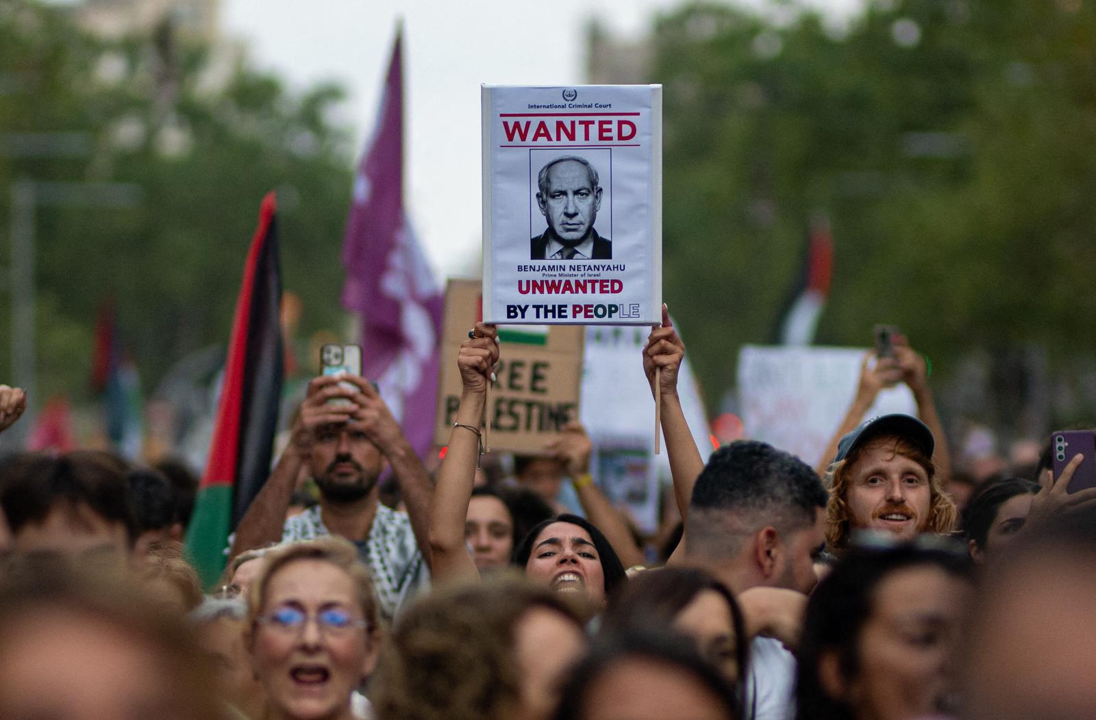 Hundreds of people during a new pro-Palestinian protest, September 18, 2025, in Barcelona, Catalonia, Spain. It has been one year since the UN General Assembly demanded Israel to end its illegal occupation of Palestine within 12 months, a mandate that has not been fulfilled. Faced with the continuity of genocide against the Palestinian people, social organizations, trade unions and collectives from all over the State join the World Day of Action promoted by the Palestinian NGO Network (PNGO) raising a common voice: a common voice: Enough genocide, enough complicity! Photo by Lorena Sopena/Europa Press/ABACAPRESS.COM Photo: Europa Press/ABACA/ABACA
