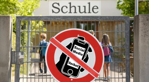 Handy- und Social-Media-Verbot an Schulen, Symbolfoto, Grundschule mit Verbotsschild, München, August 2025 Deutschland, München, August 2025, Handy- und Social-Media-Verbot an Schulen, Symbolfoto, Grundschule mit Verbotsschild, Fotomontage, Vorschläge von Cem Özdemir und der Leopoldina ein Mindestalter für die Nutzung von Social Media einzuführen, Nutzung z. B. von TikTok und Instagram altersmäßig zu begrenzen, die psychische Gesundheit von Kindern und Jugendlichen zu schützen, Bildung, Erziehung, Schild selbst entworfen, Bayern, *** Cell phone and social media ban at schools, symbolic photo, elementary school with prohibition sign, Munich, August 2025 Germany, Munich, August 2025, cell phone and social media ban at schools, symbo Photo: IMAGO/Wolfgang Maria Weber/IMAGOSTOCK&PEOPLE