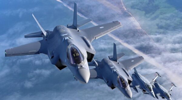 Zwei Kampfflugzeuge vom Typ Lockheed Martin F-35A der niederländischen Luftwaffe oben und zwei Dassault Rafale C unten der französischen Luftwaffe bei einer Übung über der Ostsee. Zwei Kampfflugzeuge vom Typ Lockheed Martin F-35A der niederländischen Luftwaffe oben und zwei Dassault Rafale C unten der französischen Luftwaffe bei einer Übung über der Ostsee. Polen *** Two Lockheed Martin F 35A fighter jets of the Dutch Air Force above and two Dassault Rafale C below of the French Air Force during an exercise over the Baltic Sea Two Lockheed Martin F 35A fighter jets of the Dutch Air Force above and two Dassault Rafale C below of the French Air Force during an exercise over the Baltic Sea Poland Photo: IMAGO/Björn Trotzki/IMAGOSTOCK&PEOPLE