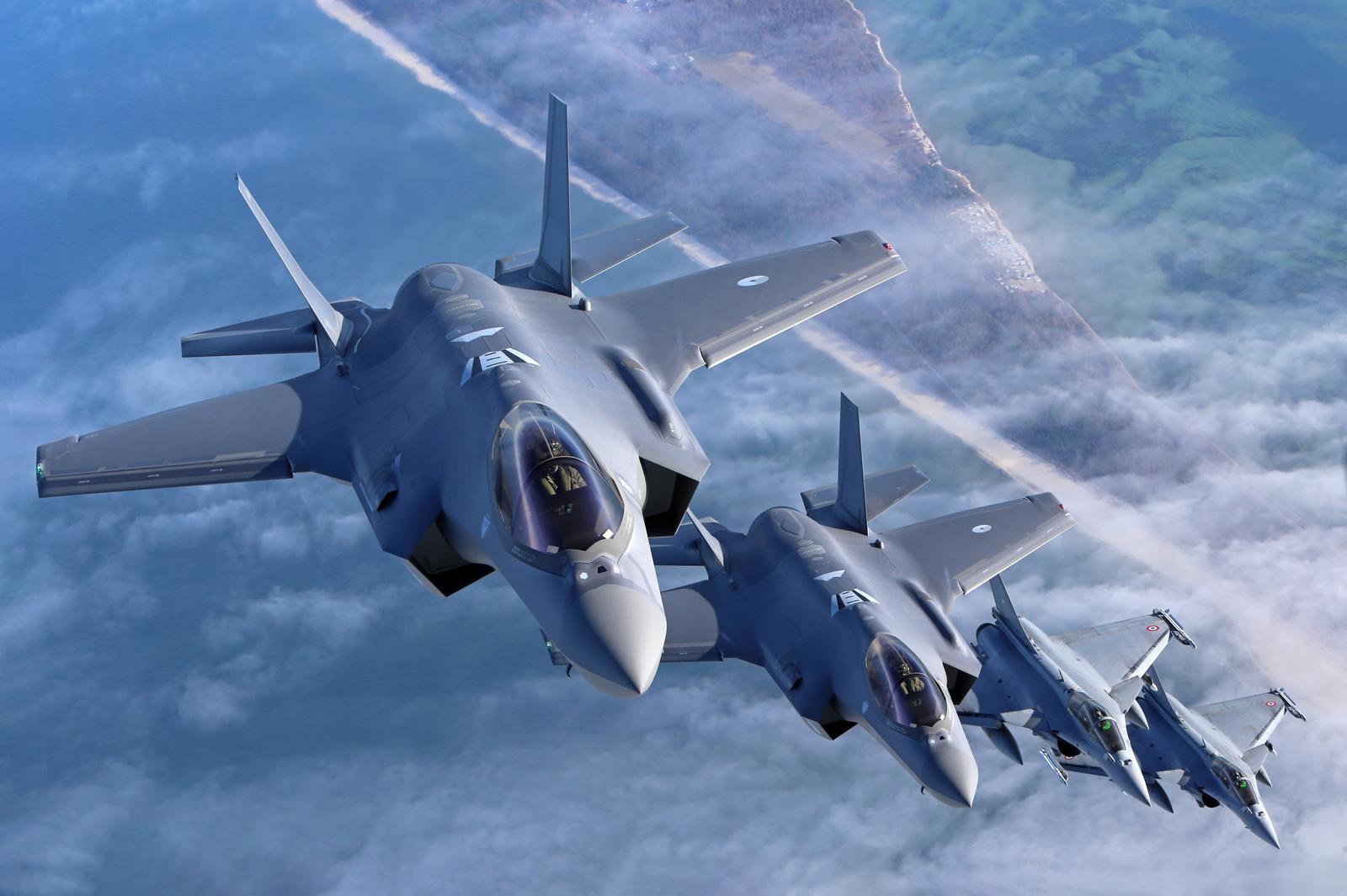 Zwei Kampfflugzeuge vom Typ Lockheed Martin F-35A der niederländischen Luftwaffe oben und zwei Dassault Rafale C unten der französischen Luftwaffe bei einer Übung über der Ostsee. Zwei Kampfflugzeuge vom Typ Lockheed Martin F-35A der niederländischen Luftwaffe oben und zwei Dassault Rafale C unten der französischen Luftwaffe bei einer Übung über der Ostsee. Polen *** Two Lockheed Martin F 35A fighter jets of the Dutch Air Force above and two Dassault Rafale C below of the French Air Force during an exercise over the Baltic Sea Two Lockheed Martin F 35A fighter jets of the Dutch Air Force above and two Dassault Rafale C below of the French Air Force during an exercise over the Baltic Sea Poland Photo: IMAGO/Björn Trotzki/IMAGOSTOCK&PEOPLE