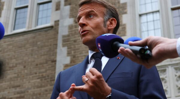 epa12308989 French President Emmanuel Macron speaks with the media after a meeting with U.S. President Donald Trump, Ukrainian President Volodymyr Zelenskiy and European leaders, amid negotiations to end the Russian war in Ukraine, at the French Embassy in Washington, DC, USA, 18 August 2025. European Leaders are at the White House in support of President Zelenskyy following President Trump’s meeting with President Vladimir Putin of Russia in Anchorage, Alaska, USA, on 15 August 2025.  EPA/YVES HERMAN / POOL