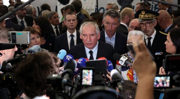 epa12333380 French Prime Minister Francois Bayrou (C) speaks to the media at the Agriculture Fair in Chalons-en-Champagne, France, 29 August 2025. The fair runs from 29 August to 08 September 2025.  EPA/CHRISTOPHE PETIT TESSON