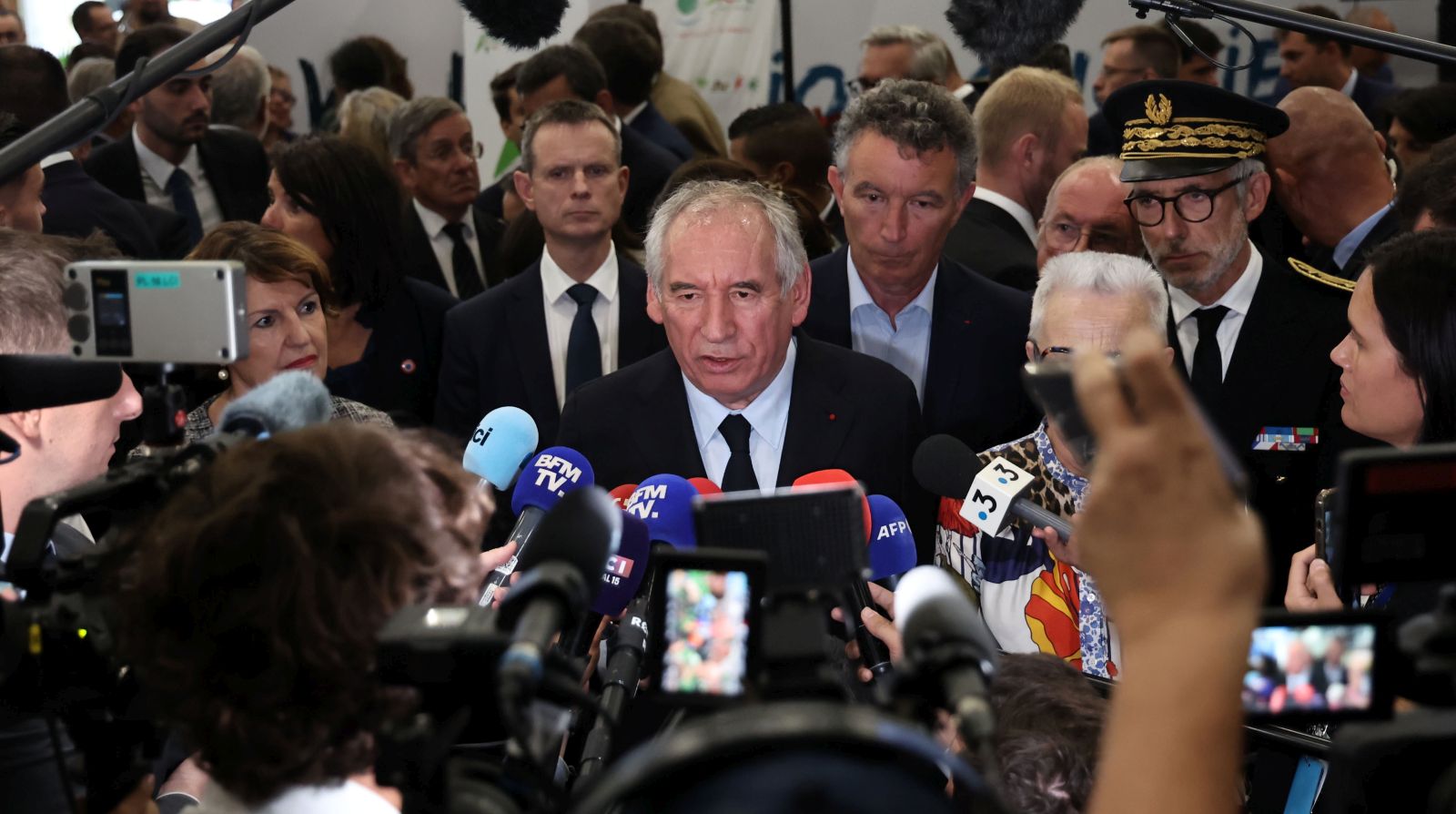 epa12333380 French Prime Minister Francois Bayrou (C) speaks to the media at the Agriculture Fair in Chalons-en-Champagne, France, 29 August 2025. The fair runs from 29 August to 08 September 2025.  EPA/CHRISTOPHE PETIT TESSON