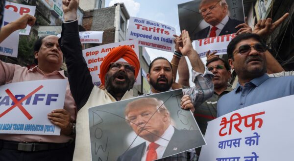 epa12335824 Members of the Federation of Sadar Bazar Trades Association (FESTA) protest against the US at Sadar Bazar wholesale market in New Delhi, India, 30 August 2025. The 50 percent tariffs imposed on India by the United States came into effect on 27 August 2025.  EPA/RAJAT GUPTA
