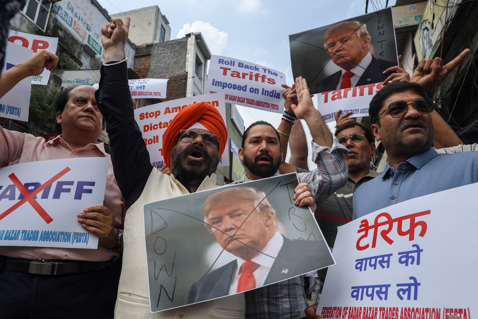 epa12335824 Members of the Federation of Sadar Bazar Trades Association (FESTA) protest against the US at Sadar Bazar wholesale market in New Delhi, India, 30 August 2025. The 50 percent tariffs imposed on India by the United States came into effect on 27 August 2025.  EPA/RAJAT GUPTA