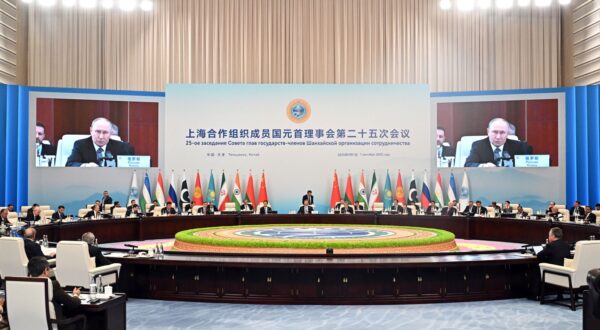 epa12341906 Russian President Vladimir Putin appears on large screens as he addresses a plenary session of the Shanghai Cooperation Organization (SCO) Heads of State Council summit in Tianjin, China, 01 September 2025.  EPA/SERGEY BOBYLEV/SPUTNIK/KREMLIN / POOL MANDATORY CREDIT