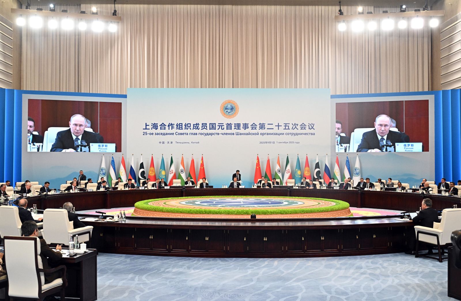 epa12341906 Russian President Vladimir Putin appears on large screens as he addresses a plenary session of the Shanghai Cooperation Organization (SCO) Heads of State Council summit in Tianjin, China, 01 September 2025.  EPA/SERGEY BOBYLEV/SPUTNIK/KREMLIN / POOL MANDATORY CREDIT