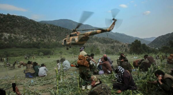 epa12344225 A Taliban military helicopter transports injured victims after an earthquake in Kunar, Afghanistan, 01 September 2025. At least 800 people have been killed and some 2,000 injured after a shallow magnitude-6.0 earthquake and several aftershocks shook Nangarhar and Kunar in eastern Afghanistan overnight, officials reported on 01 September 2025.  EPA/SAMIULLAH POPAL