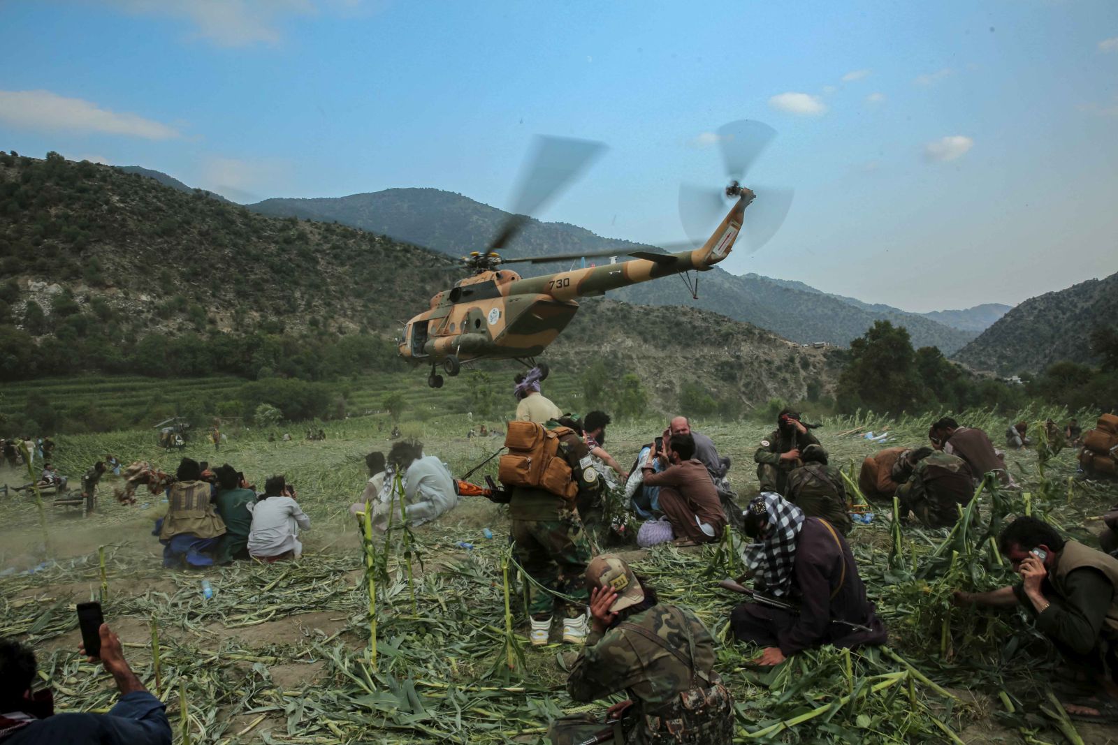 epa12344225 A Taliban military helicopter transports injured victims after an earthquake in Kunar, Afghanistan, 01 September 2025. At least 800 people have been killed and some 2,000 injured after a shallow magnitude-6.0 earthquake and several aftershocks shook Nangarhar and Kunar in eastern Afghanistan overnight, officials reported on 01 September 2025.  EPA/SAMIULLAH POPAL