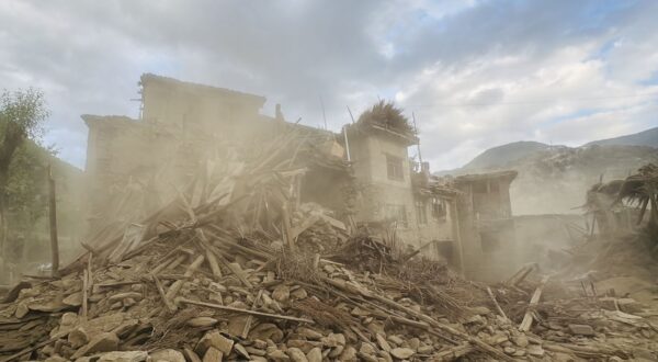 epa12346638 Dust rises following aftershocks in the earthquake that hit Kunar, Afghanistan, 02 September 2025. At least 1,400 people have been killed and some 2,000 injured after a shallow magnitude-6.0 earthquake and several aftershocks shook Nangarhar and Kunar in eastern Afghanistan overnight, officials reported.  EPA/HAMID SABAWOON 95146