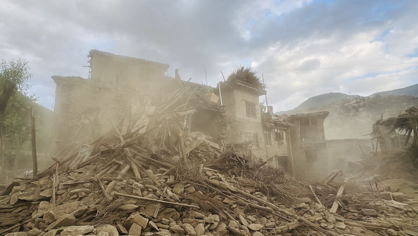 epa12346638 Dust rises following aftershocks in the earthquake that hit Kunar, Afghanistan, 02 September 2025. At least 1,400 people have been killed and some 2,000 injured after a shallow magnitude-6.0 earthquake and several aftershocks shook Nangarhar and Kunar in eastern Afghanistan overnight, officials reported.  EPA/HAMID SABAWOON 95146