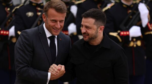 epa12349643 French President Emmanuel Macron (L) arrives for a working meeting with Ukrainian President Volodymyr Zelensky (R) on the eve of the coalition of volunteers’ meeting at the Élysée Palace in Paris, France, 03 September 2025.  EPA/TERESA SUAREZ / POOL