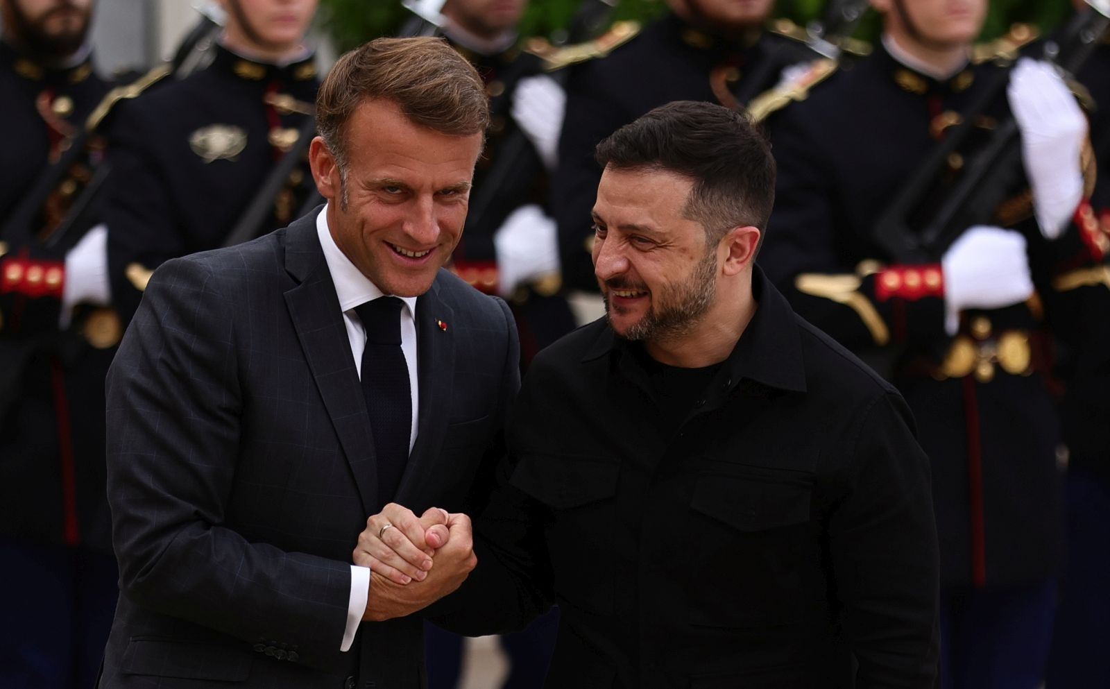 epa12349643 French President Emmanuel Macron (L) arrives for a working meeting with Ukrainian President Volodymyr Zelensky (R) on the eve of the coalition of volunteers’ meeting at the Élysée Palace in Paris, France, 03 September 2025.  EPA/TERESA SUAREZ / POOL