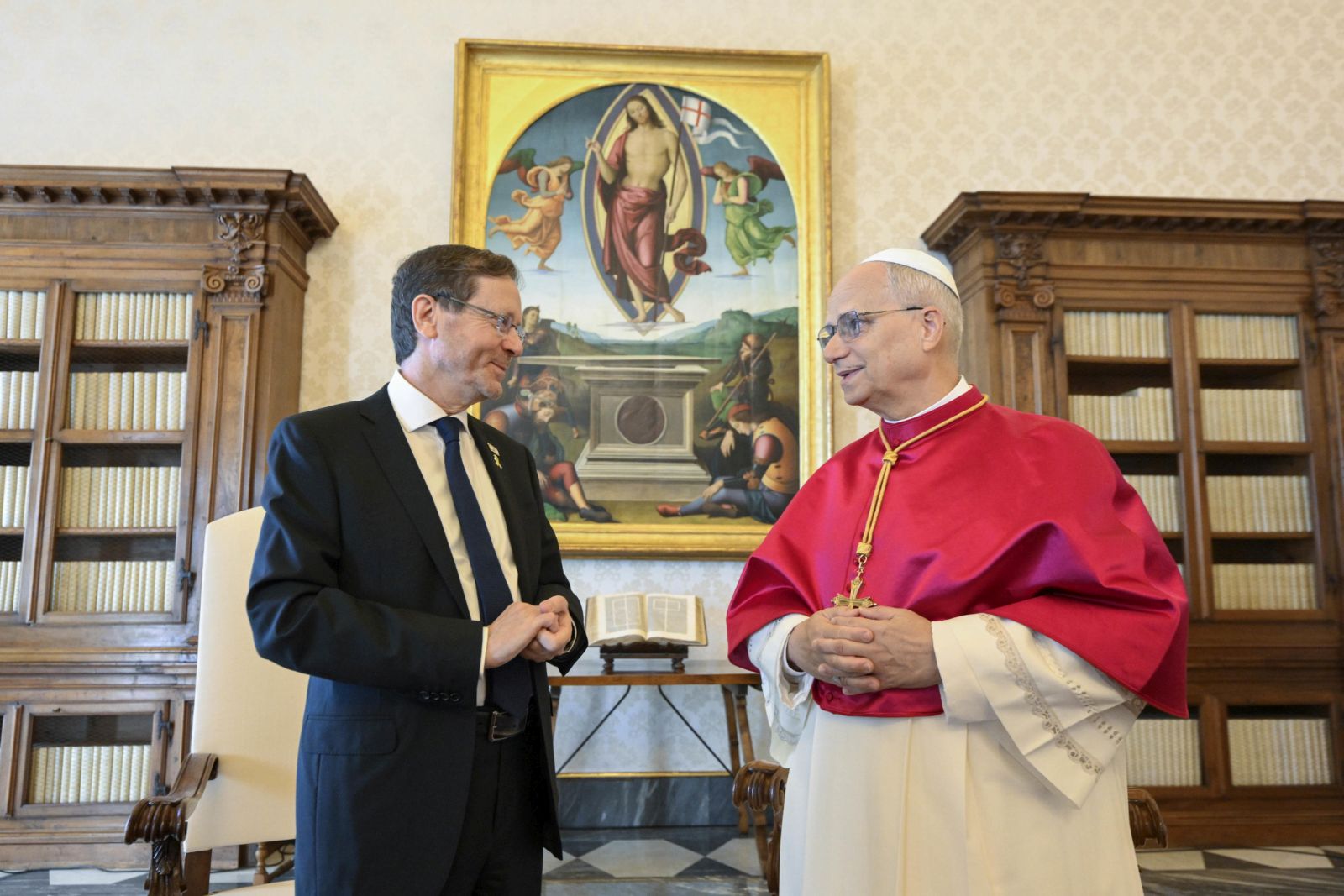 epa12351076 A handout picture provided by Vatican Media shows Pope Leo XIV speaking with Israeli President Isaac Herzog during their meeting at the Vatican in Vatican City, 04 September 2025.  EPA/VATICAN MEDIA HANDOUT HANDOUT EDITORIAL USE ONLY/NO SALES