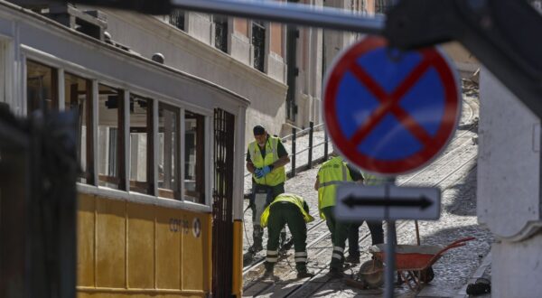 epa12351980 Technicians make an assessment of the accident of the Gloria funicular in Lisbon, a popular transportation used by tourists, after it derailed the previous day in Lisbon, Portugal, 04 September 2025. More than 15 people died in the derailment with several injured, local emergency services reported.  EPA/MIGUEL A.LOPES
