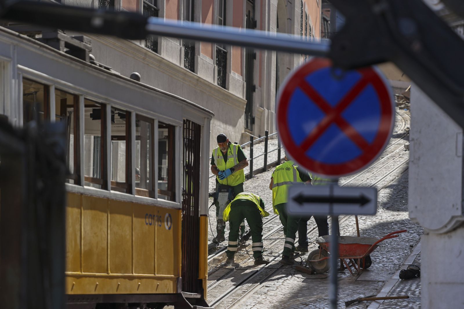 epa12351980 Technicians make an assessment of the accident of the Gloria funicular in Lisbon, a popular transportation used by tourists, after it derailed the previous day in Lisbon, Portugal, 04 September 2025. More than 15 people died in the derailment with several injured, local emergency services reported.  EPA/MIGUEL A.LOPES
