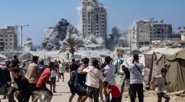 epaselect epa12354557 Palestinians react as smoke rises from the Mushtaha Tower following an Israeli airstrike in the west of Gaza City, Gaza Strip, 05 September 2025. More than 64,000 Palestinians have been killed in the Gaza Strip since October 2023, according to the Palestinian Ministry of Health, and about 1,200 Israelis have been killed since the launch of an Israeli military campaign in response to a cross-border attack by Hamas on 07 October 2023.  EPA/HAITHAM IMAD