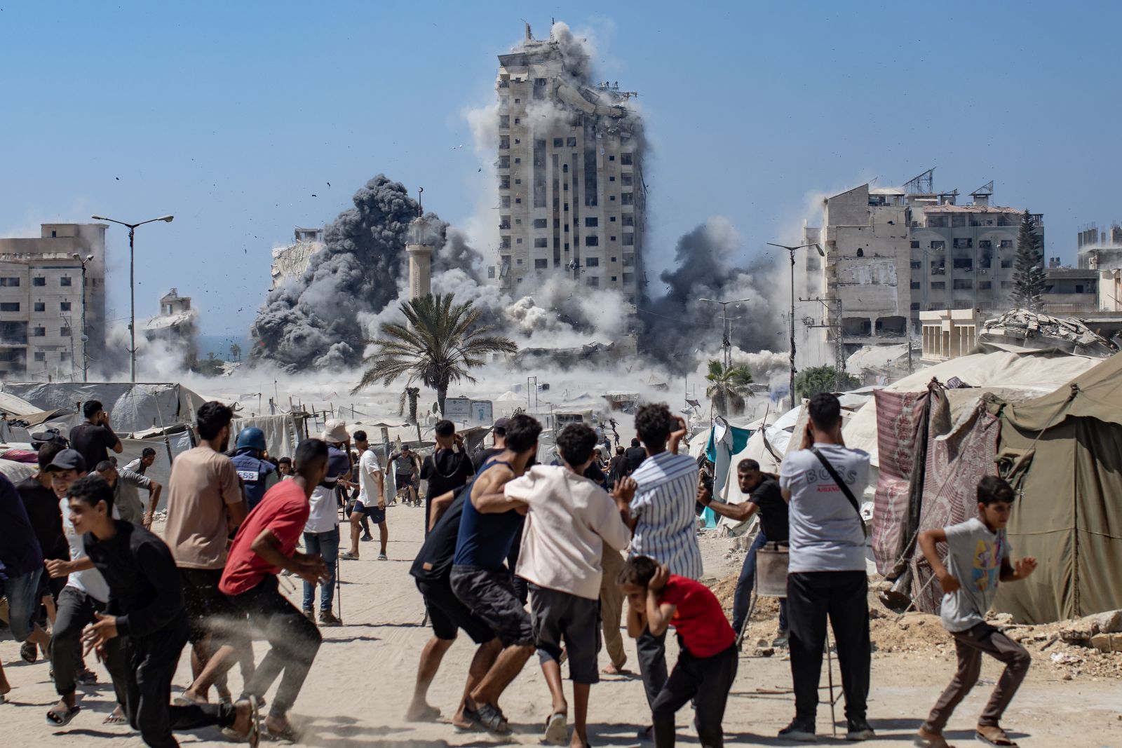 epaselect epa12354557 Palestinians react as smoke rises from the Mushtaha Tower following an Israeli airstrike in the west of Gaza City, Gaza Strip, 05 September 2025. More than 64,000 Palestinians have been killed in the Gaza Strip since October 2023, according to the Palestinian Ministry of Health, and about 1,200 Israelis have been killed since the launch of an Israeli military campaign in response to a cross-border attack by Hamas on 07 October 2023.  EPA/HAITHAM IMAD