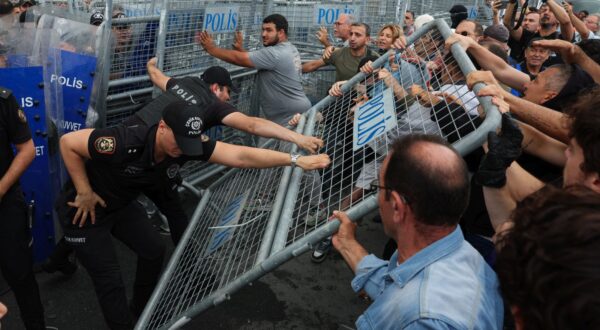 epa12361985 Turkish police block protesters as they set up barricades in front of the country's main opposition, the Republican People's Party (CHP) headquarters in Istanbul, Turkey, 08 September 2025. Police barricaded areas around the CHP headquarters in Istanbul as government appointed-trustees entered the building after a court's order ousted the party's Istanbul head, Ozgur Celik, over congress irregularities on 02 September 2025.  EPA/CAN OZER