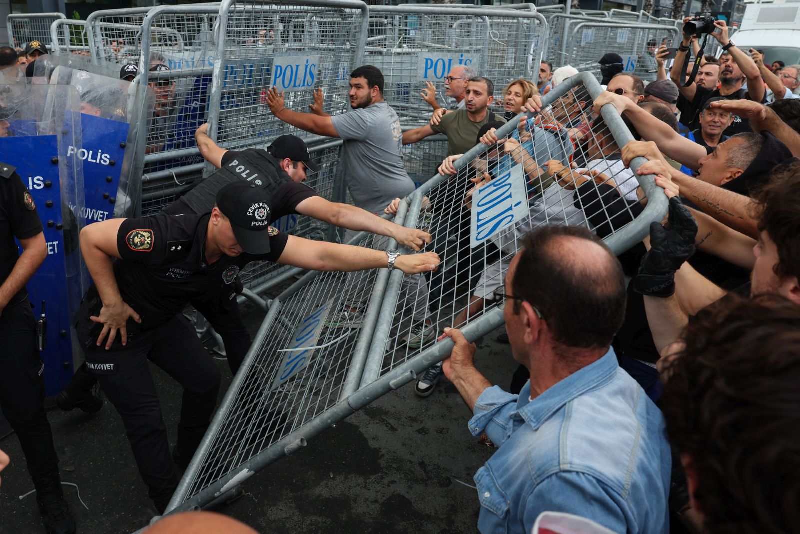 epa12361985 Turkish police block protesters as they set up barricades in front of the country's main opposition, the Republican People's Party (CHP) headquarters in Istanbul, Turkey, 08 September 2025. Police barricaded areas around the CHP headquarters in Istanbul as government appointed-trustees entered the building after a court's order ousted the party's Istanbul head, Ozgur Celik, over congress irregularities on 02 September 2025.  EPA/CAN OZER