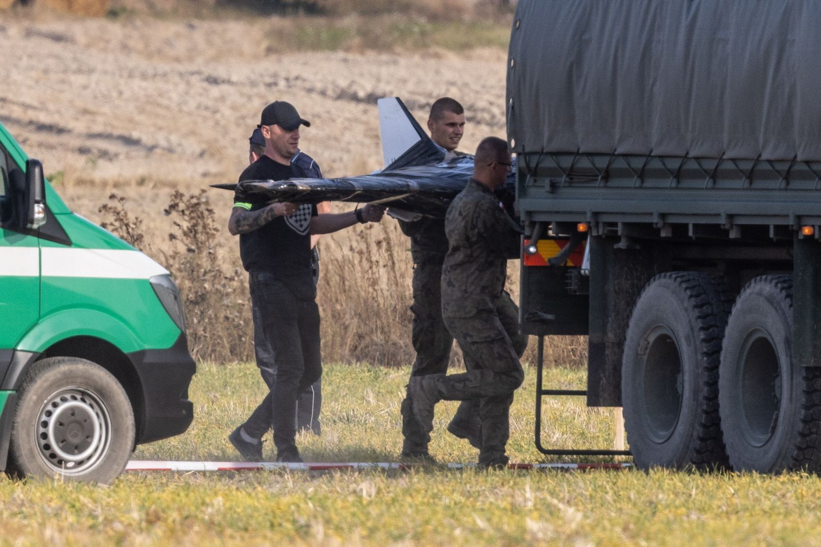 epa12367711 Polish National Territorial Defense Forces at the crash site of a Russian drone in the village of Wohyn, eastern Poland, 10 September 2025. Polish Prime Minister Donald Tusk reported that 19 violations of Polish airspace occurred overnight during a Russian attack on Ukraine, with drones repeatedly violating Polish airspace.  EPA/WOJTEK JARGILO  POLAND OUT