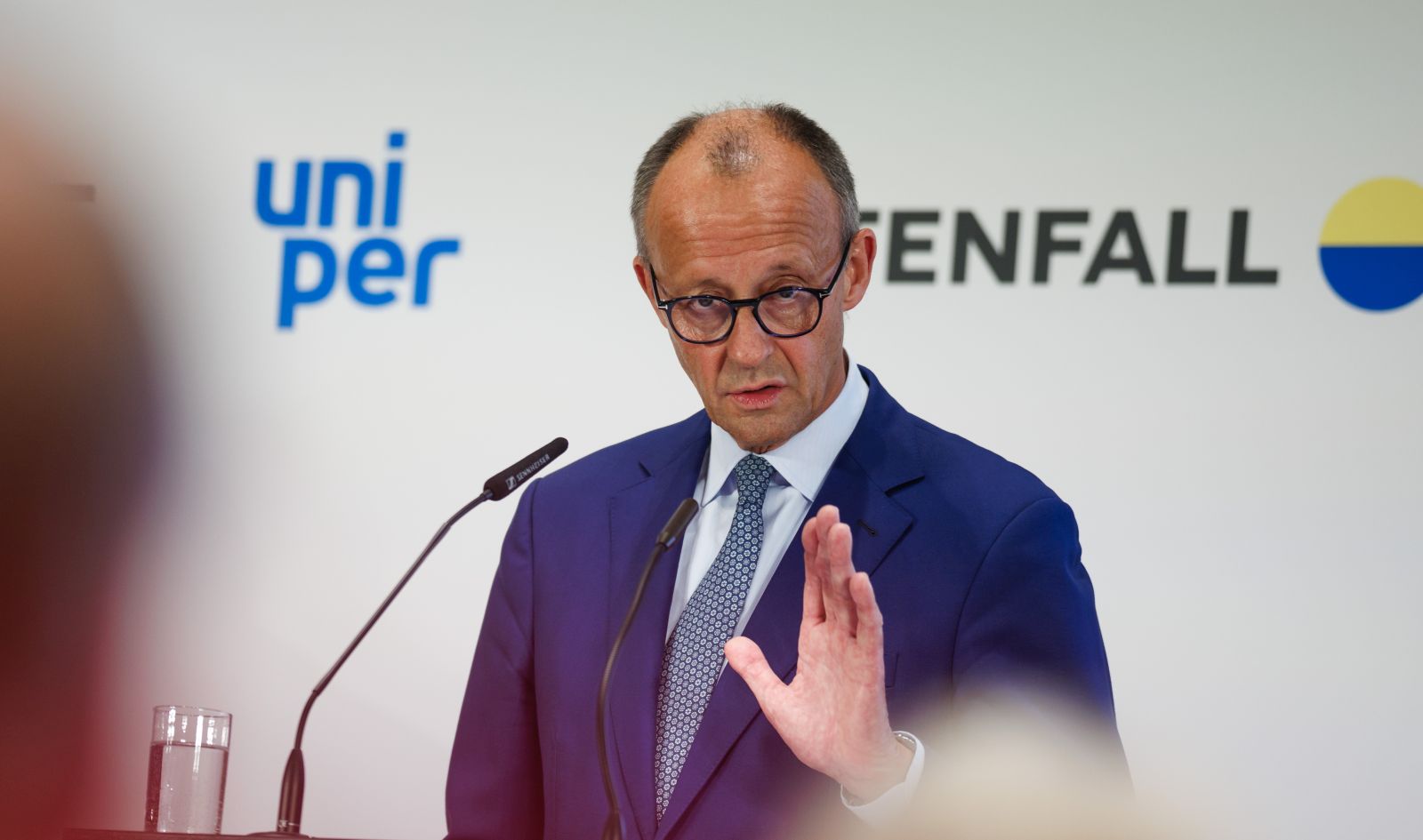 epa12367670 German Chancellor Friedrich Merz gestures as he speaks during a group meeting of works council representatives of large energy companies in Berlin, Germany, 10 September 2025.  EPA/CLEMENS BILAN