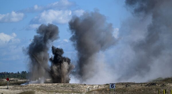 epa12388056 A view of explosions at the training zone where soldiers of the 3rd Podkarpackie Territorial Defense Brigade take part in a military exercise at the Land Forces Training Center Deba in Nowa Deba, Poland, 18 September 2025. Over 600 soldiers of the Territorial Defense Forces took part in the 'Firestorm' exercise, as part of the largest undertaking of the Polish Armed Forces this year, the 'Iron Defender' exercise.  EPA/DAREK DELMANOWICZ POLAND OUT