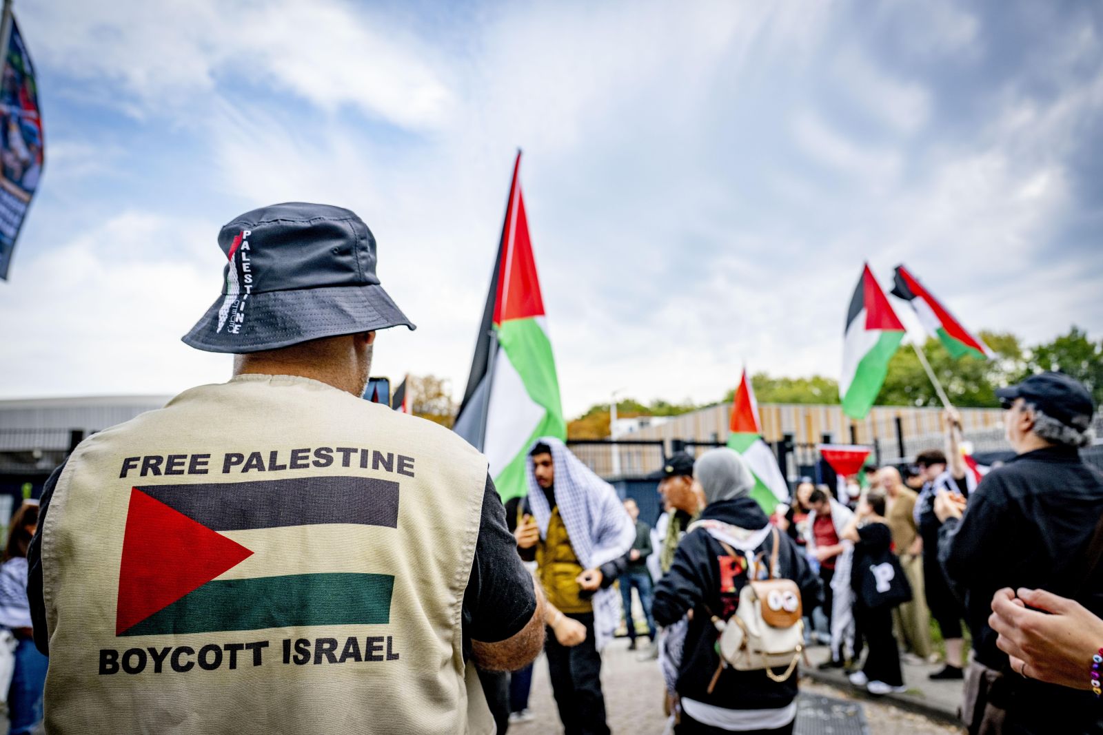 epa12392118 Protesters for Gaza rally outside of the Neptunus station ahead of the Israel versus France baseball game during the 2025 European Baseball Championship in Rotterdam, the Netherlands, 20 September 2025.  EPA/ROBIN UTRECHT