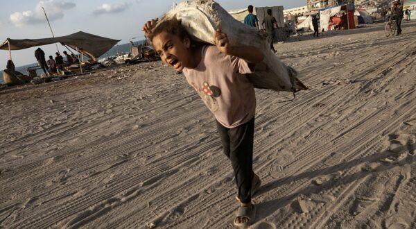 epa12398419 A child carries a bag as internally displaced Palestinians flee with their belongings to the southern Gaza Strip along Al-Rashid Road, west of Gaza City, 22 September 2025. More than 65,300 Palestinians have been killed in the Gaza Strip since October 2023, according to the Palestinian Ministry of Health, and about 1,200 Israelis have been killed since the launch of an Israeli military campaign in response to a cross-border attack by Hamas on 07 October 2023.  EPA/HAITHAM IMAD