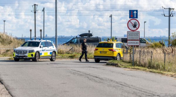 epa12399414 The police and members of the Danish Security and Intelligence Service (PET) inspect an area at DSB on Kystvejen near Copenhagen Airport in Copenhagen, Denmark, 23 September 2025. Drones were spotted near Copenhagen Airport on the evening of 22 September, and the airspace over Copenhagen was closed for four hours on the night leading to 23 September.  EPA/Steven Knap  DENMARK OUT