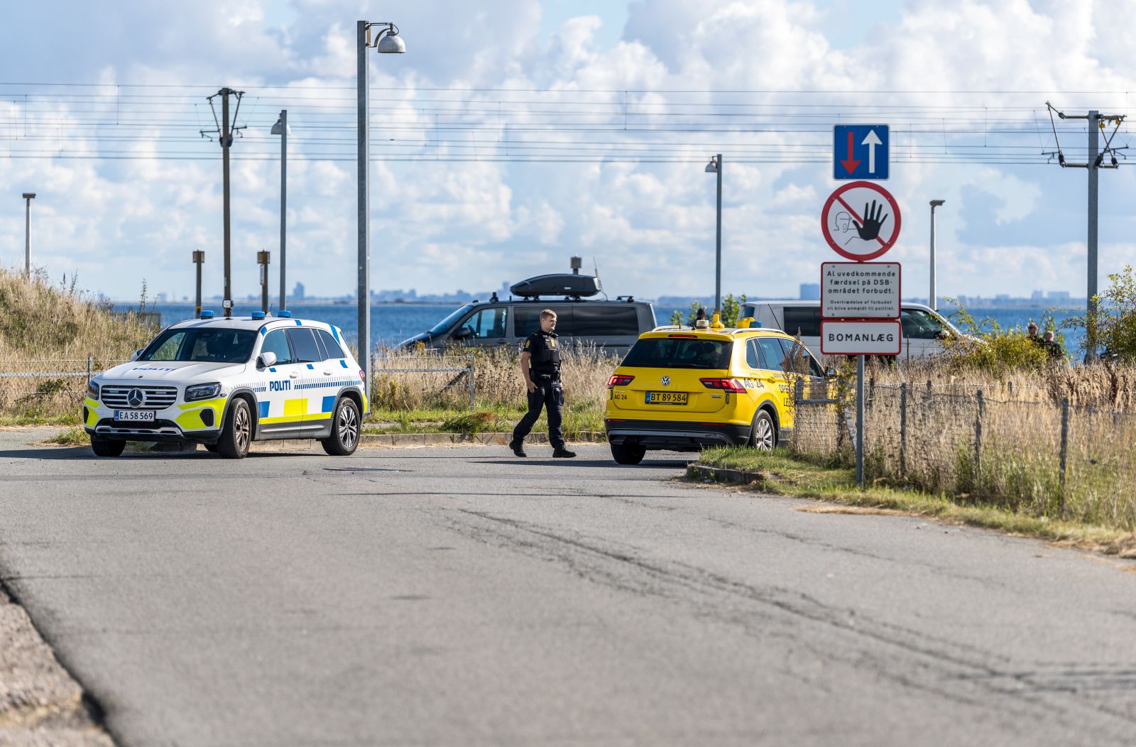 epa12399414 The police and members of the Danish Security and Intelligence Service (PET) inspect an area at DSB on Kystvejen near Copenhagen Airport in Copenhagen, Denmark, 23 September 2025. Drones were spotted near Copenhagen Airport on the evening of 22 September, and the airspace over Copenhagen was closed for four hours on the night leading to 23 September.  EPA/Steven Knap  DENMARK OUT